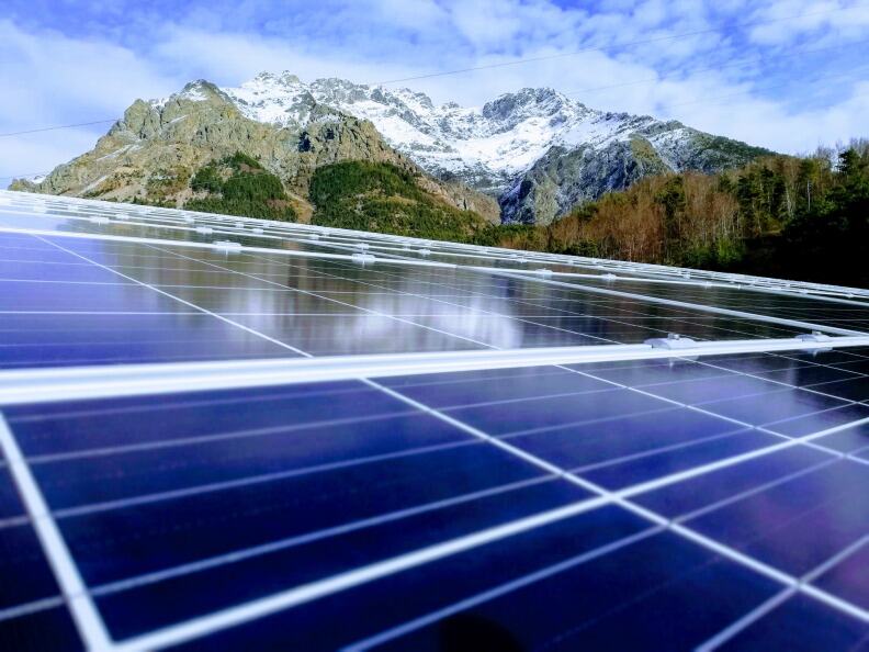 Installation de panneaux photovoltaïques face aux montagnes des Alpes